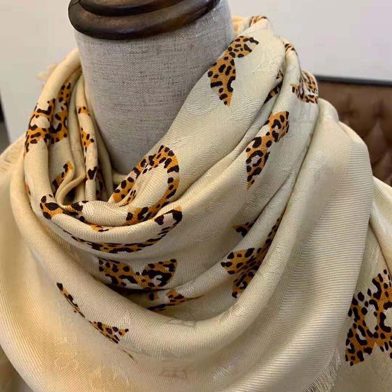 Châle monogram silk scarf Louis Vuitton Pink in Silk - 37297350