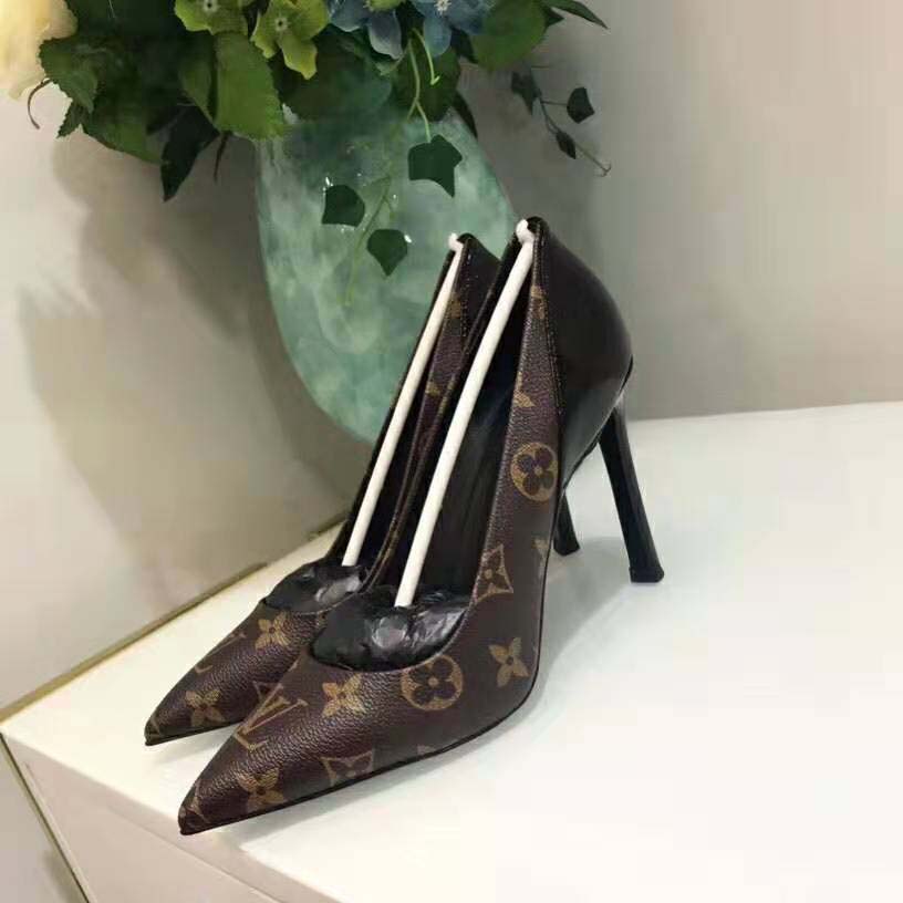 louisvuitton $715 Cherie pump. A sleek mix of gold and classic LV
