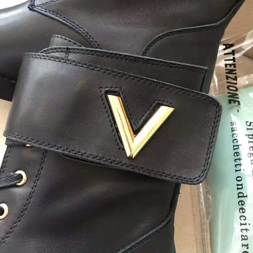 Louis Vuitton Wonderland Ranger boots Black  Sapatos de grife, Sapatos  caros, Sapatos bonitos