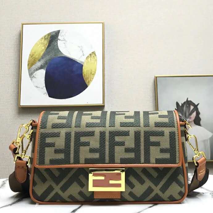 fendi baguette woman