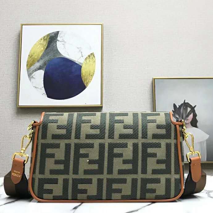 fendi baguette woman