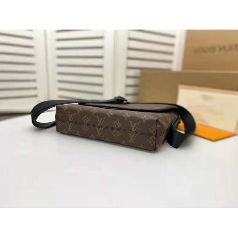 Shop Louis Vuitton Magnetic messenger (M45557) by えぷた