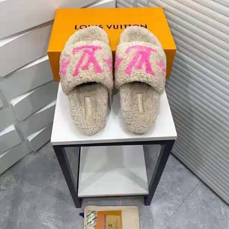 Louis Vuitton Size 39 Monogram Pink Shearling Paseo Sandals 3LV419C –  Bagriculture