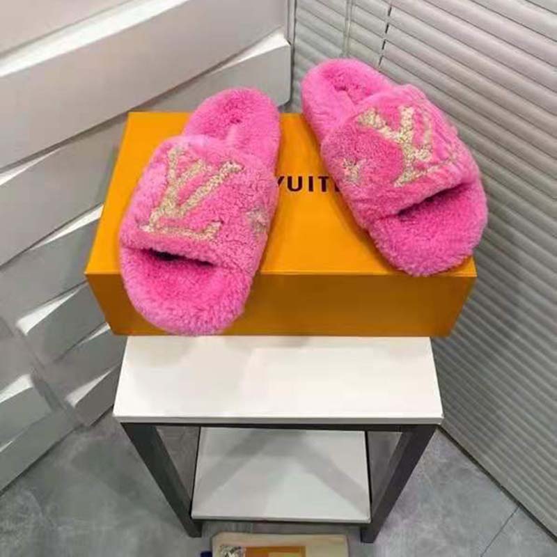 Louis Vuitton Size 39 Monogram Pink Shearling Paseo Sandals 3LV419C For  Sale at 1stDibs