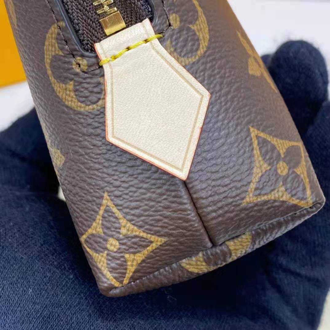 Shop Louis Vuitton Unisex Leather Pouches & Cosmetic Bags (M46458
