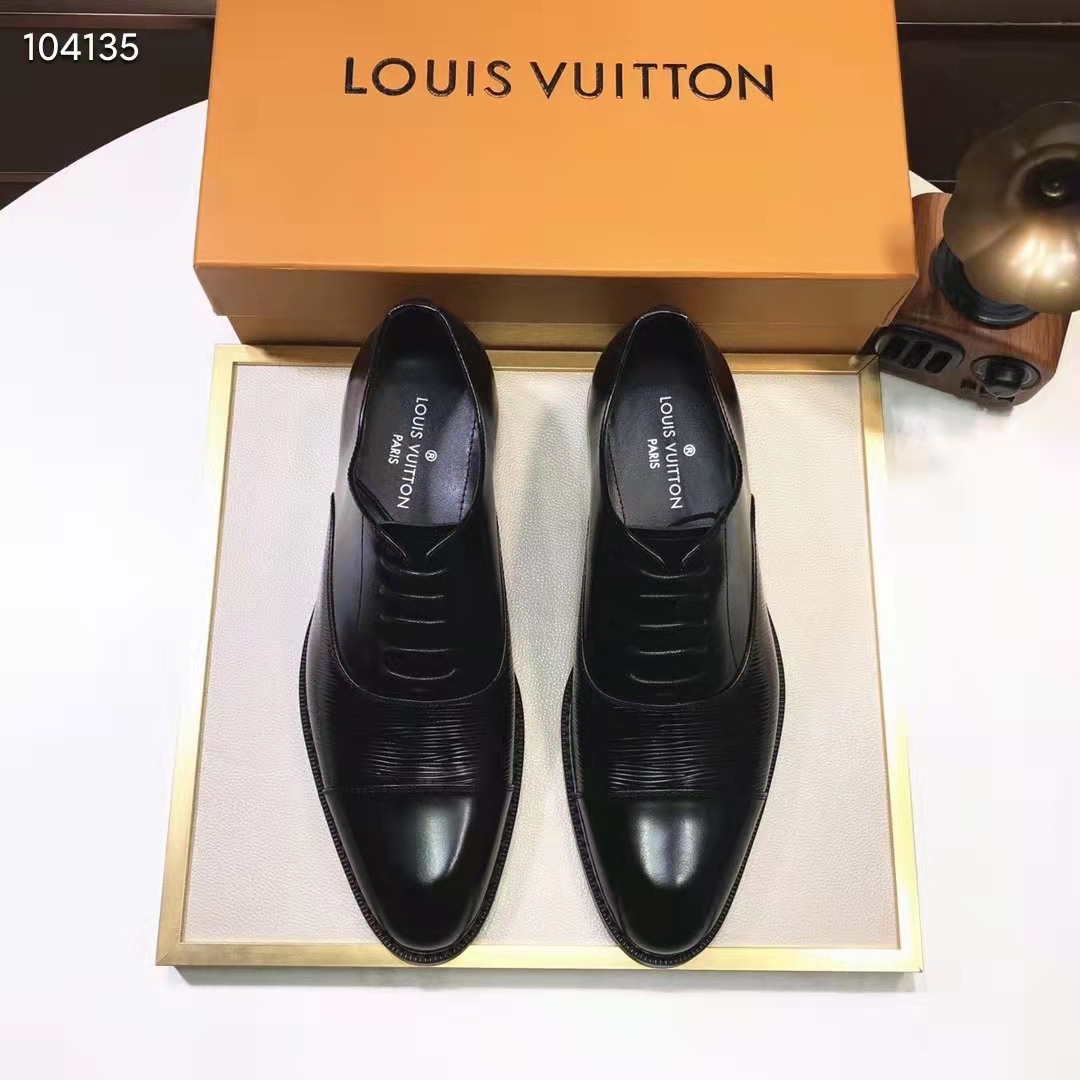 Louis Vuitton Men's Mendoza derby in patent calf leather. Metal