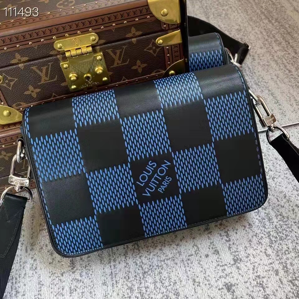 Leather crossbody bag Louis Vuitton Blue in Leather - 25806646