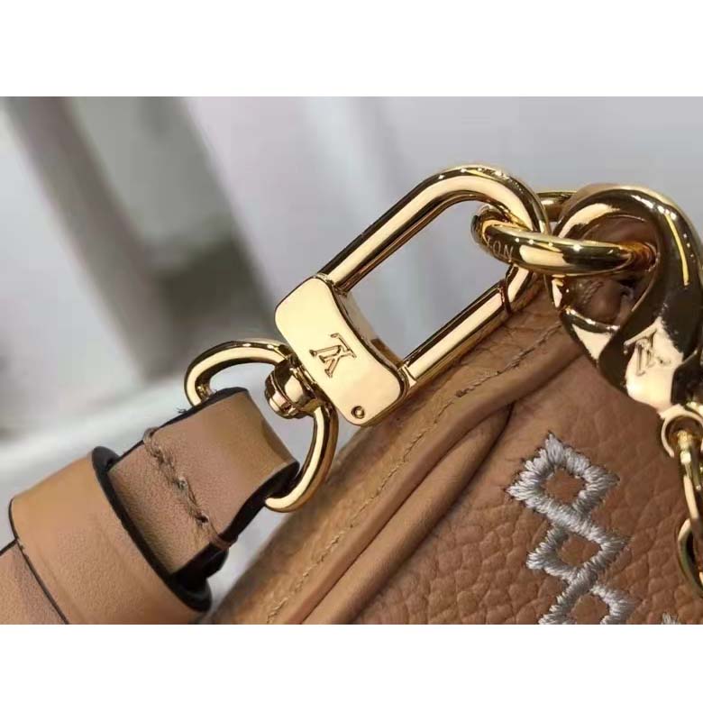 Louis Vuitton LV Easy pouch on strap Beige Leather ref.429404 - Joli Closet