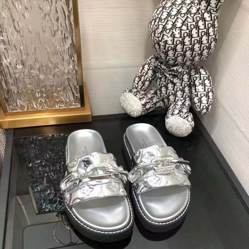Louis Vuitton LV Orsay Flat Sandal Silver. Size 35.0