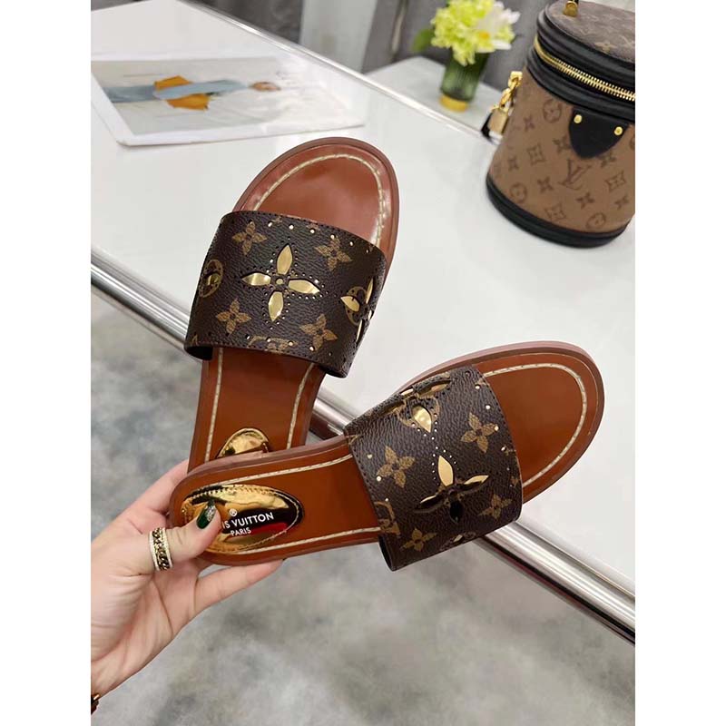 2020 LOUIS VUITTON LOCK IT MONOGRAM FLAT MULE IN PATENT MONOGRAM CANVAS  WITH GOLD TONE LV CIRCLE ACCESSORY INSPIRED BY THE CLASP ON THE…