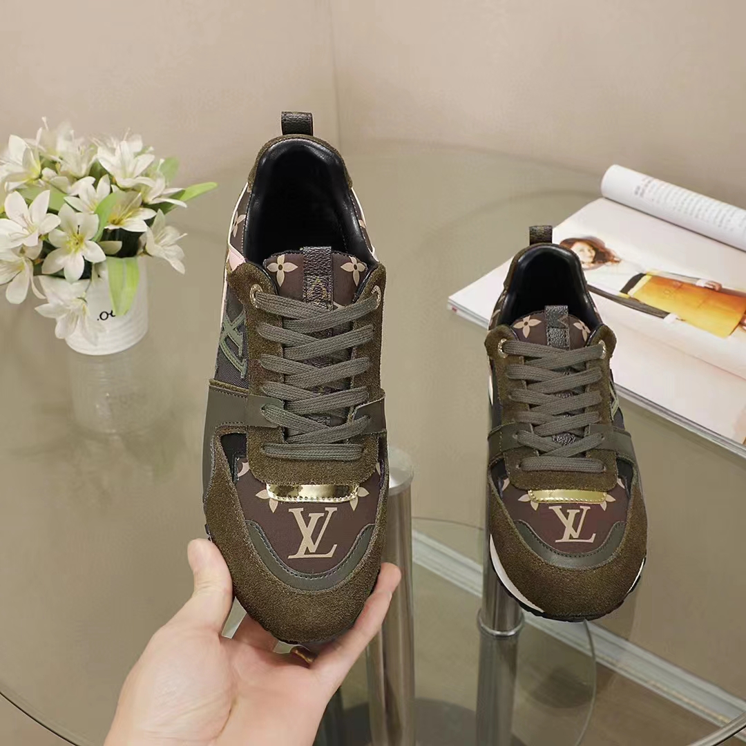 Lv runner active leather low trainers Louis Vuitton Khaki size 41 EU in  Leather - 35646236