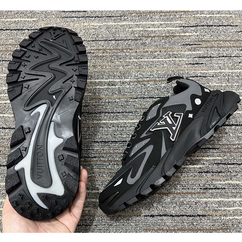 LOUIS VUITTON LV Runner Tatic Sneaker Grey. Size 6