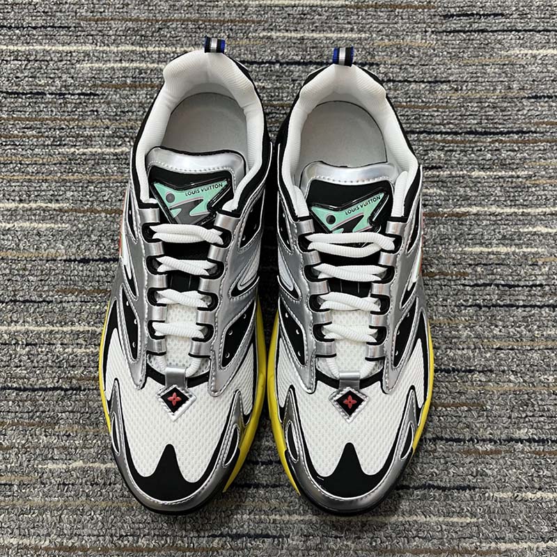 Louis Vuitton LV Runner Tatic Sneaker Grey. Size 09.0