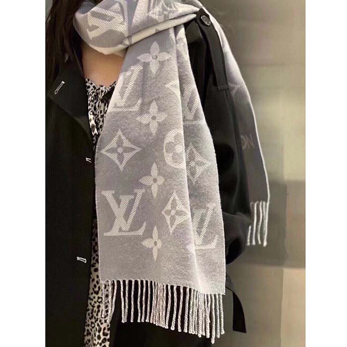 lv essential scarf