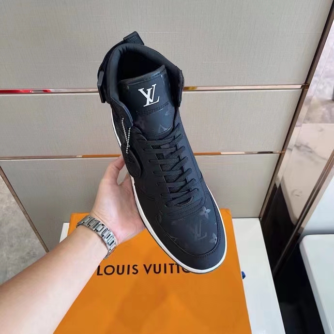LOUIS VUITTON Rivoli Sneaker Boot Brown. Size 8.5