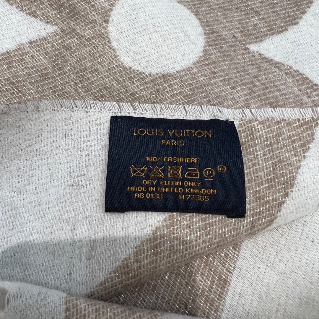 Shop Louis Vuitton MONOGRAM Ultimate shine scarf (M78917, M78120