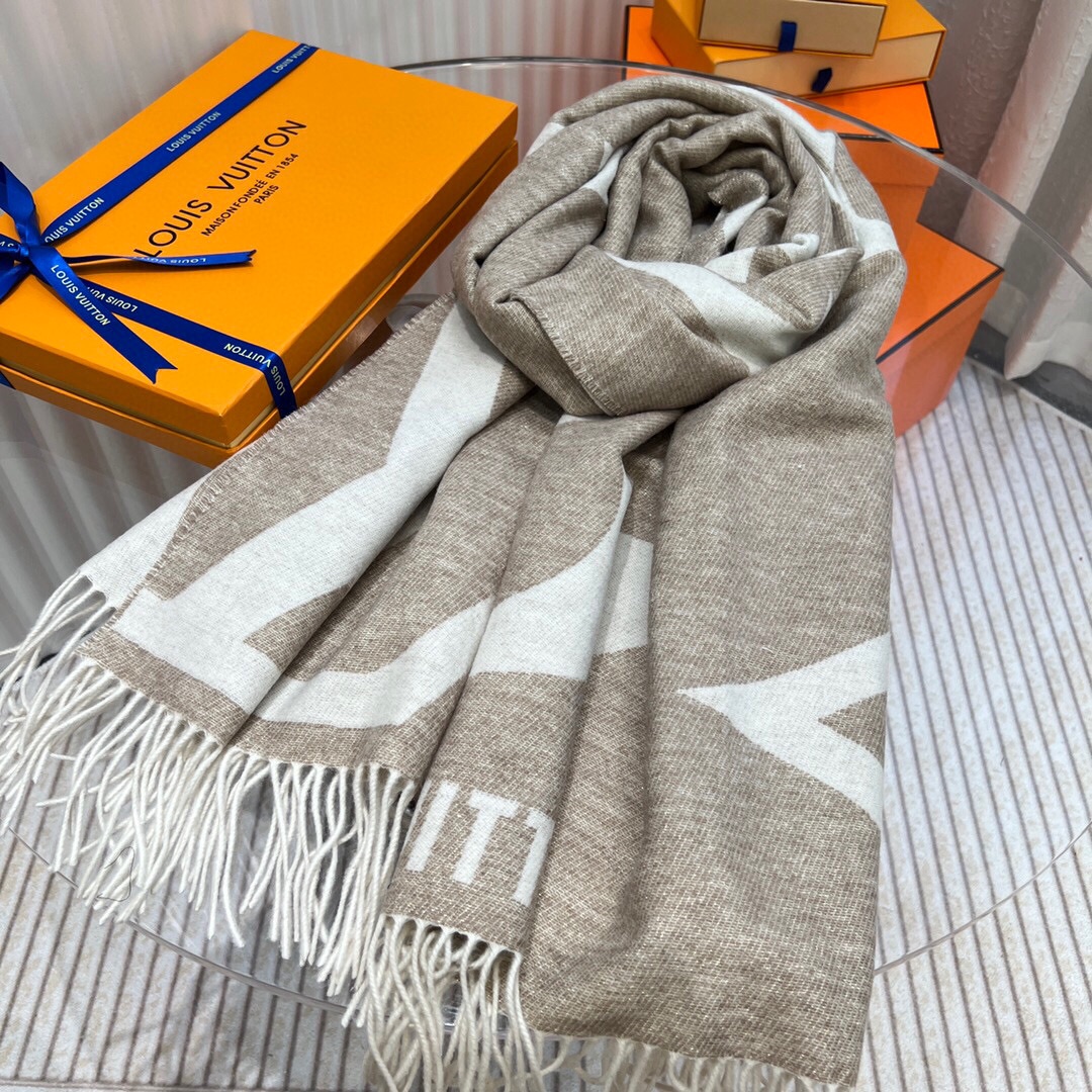 Louis Vuitton LV So soft monogram shawl Beige Wool ref.466140