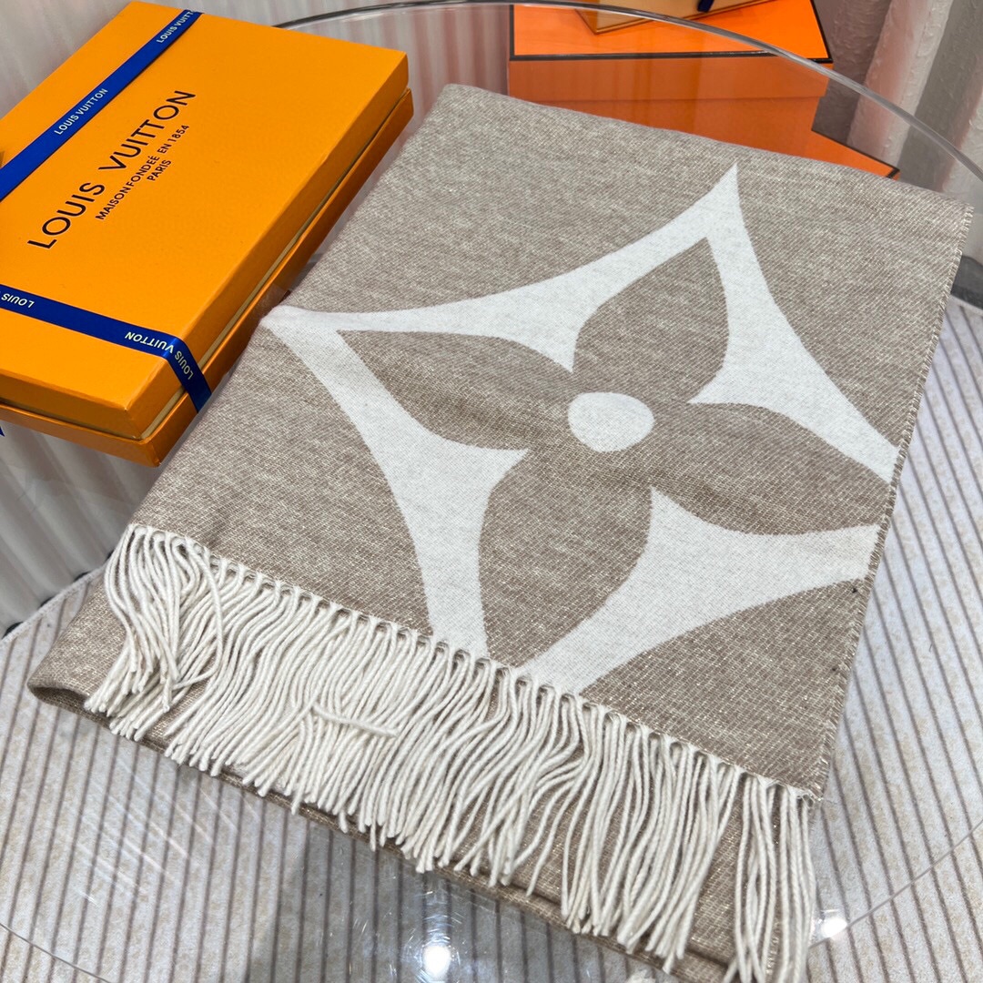 Shop Louis Vuitton MONOGRAM Ultimate shine scarf by Bellaris