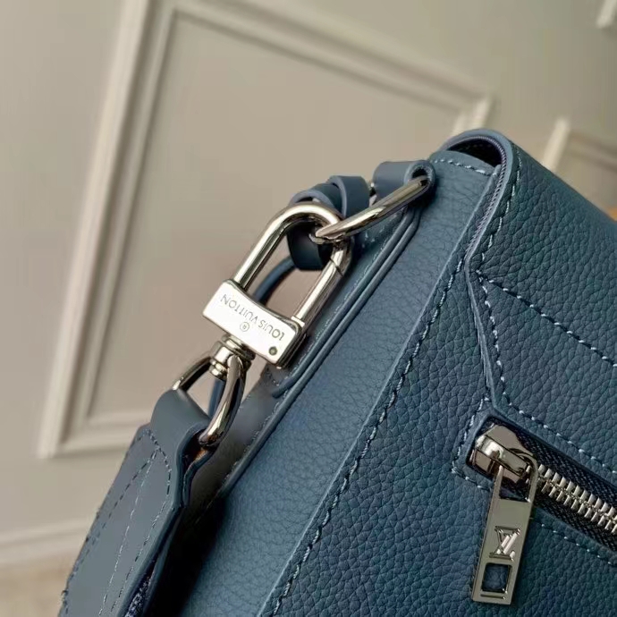 Louis Vuitton Calfskin Aerogram Takeoff Messenger Bag (SHF-QgVacu