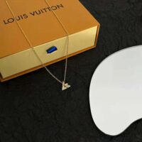 Louis Vuitton Women LV Volt One Pendant in Yellow Gold (1)