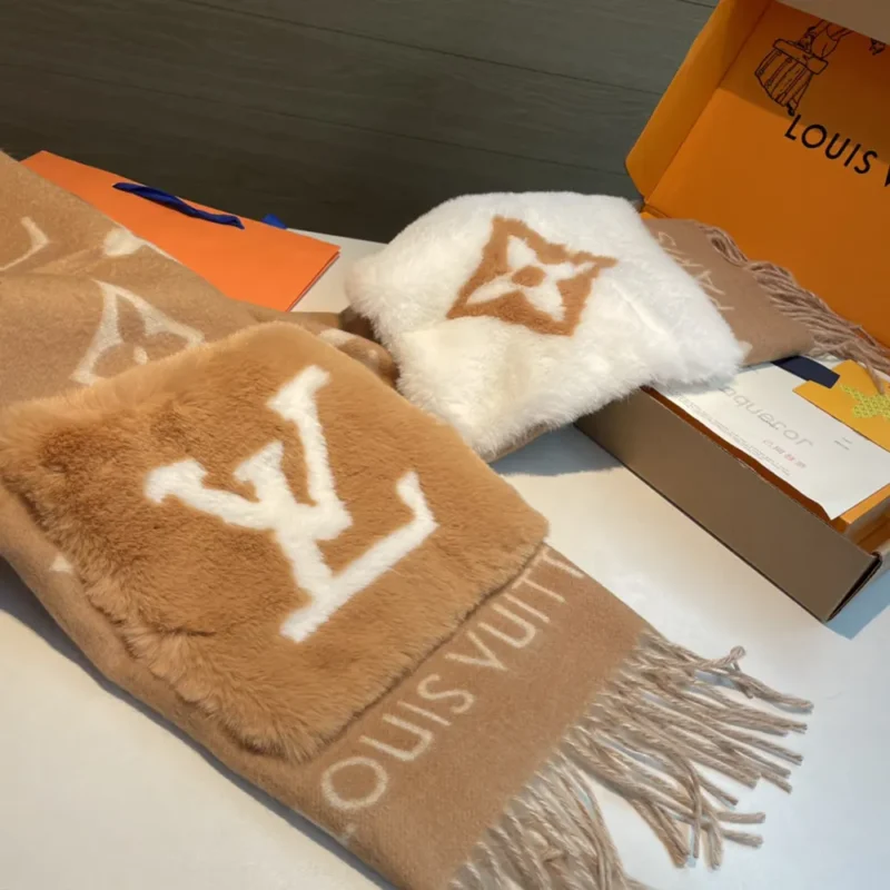 Louis Vuitton Unisex Cold Reykjavik Scarf-Beige M74354