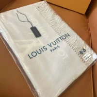 Louis Vuitton Unisex Reykjavik Scarf-Light Grey M90838 (2)