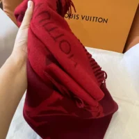 Louis Vuitton Unisex Reykjavik Scarf-Red M90895 (1)