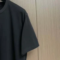 Louis Vuitton Men Embossed LV T-Shirt-Black 1AGIJ4 (1)