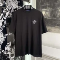 Louis Vuitton Men Signature Short-Sleeved T-Shirt-Black 1AATXE (1)