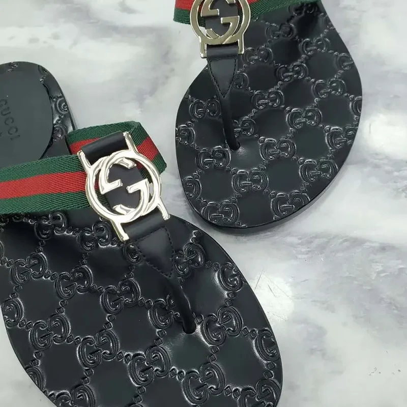 Gucci Women Web Thong Sandals in Leather-Black