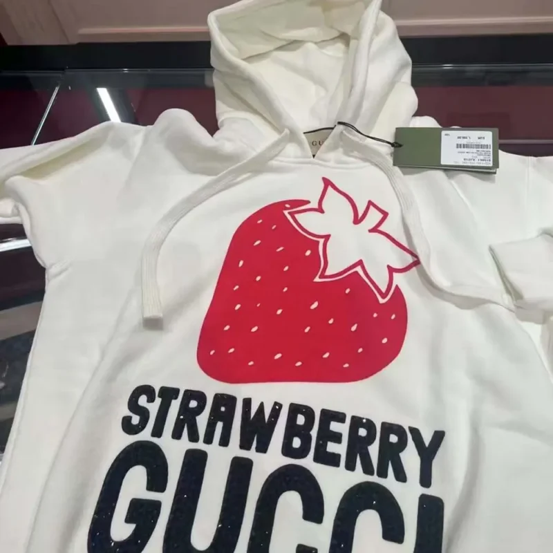 Gucci Men Strawberry Gucci Cotton Printed Sweatshirt-White